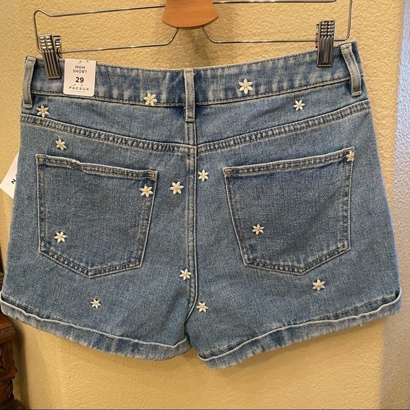 NWT~PACSUN Embroidered Floral Blue Mom Jean Shorts Size 29 - Picture 5 of 10